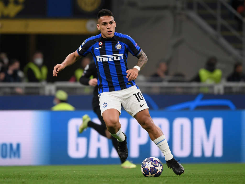 对阵巴萨两战皆成配角！国米若夺欧冠，劳塔罗能否逆袭？